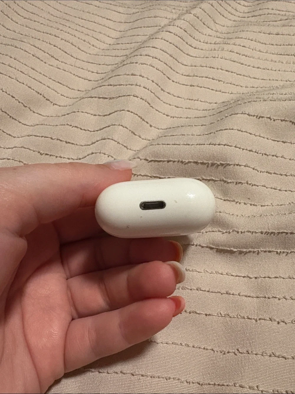 Apple airpods charging